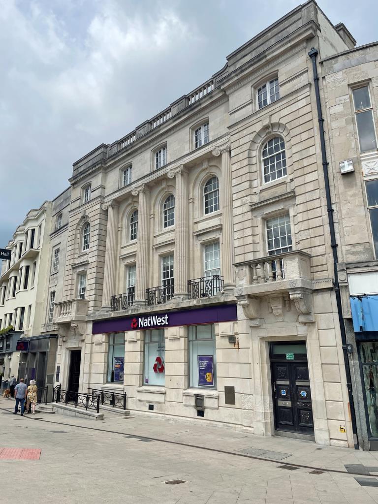 Lot: 15 - LEASEHOLD ACCOMMODATION WITH PLANNING PERMISSION FOR FIVE FLATS -